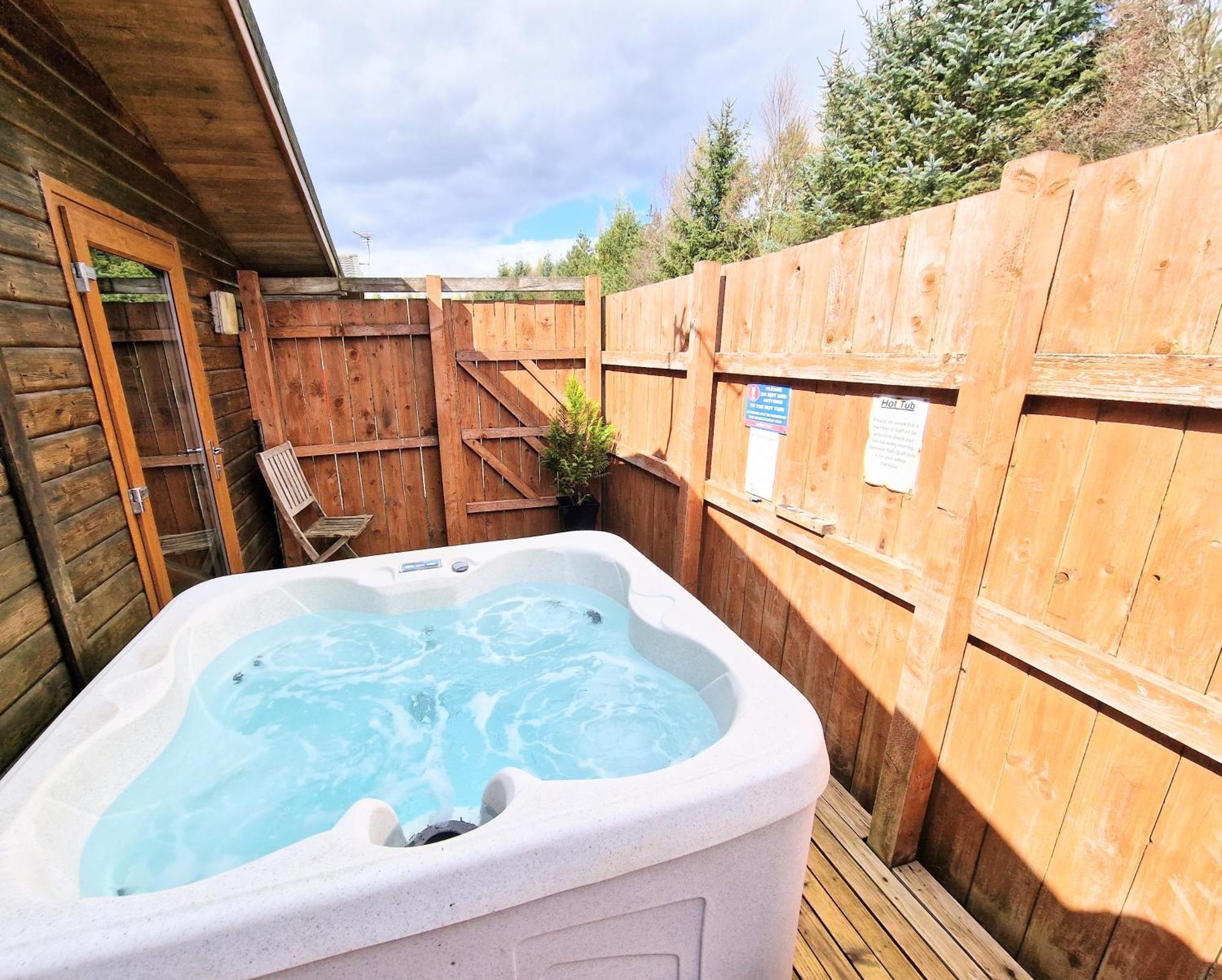 Villa Ochil 8 With Private Hot Tub - Fife - Loch Leven - Lomond Hills à Kelty Extérieur photo